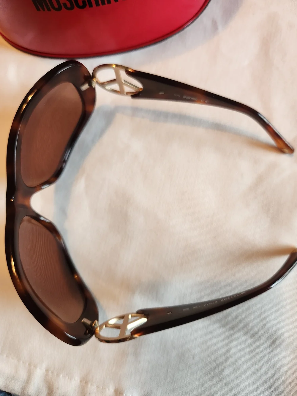 Moschino Women's Brown Tortoiseshell Sunglasses With Design Red Case MO51702